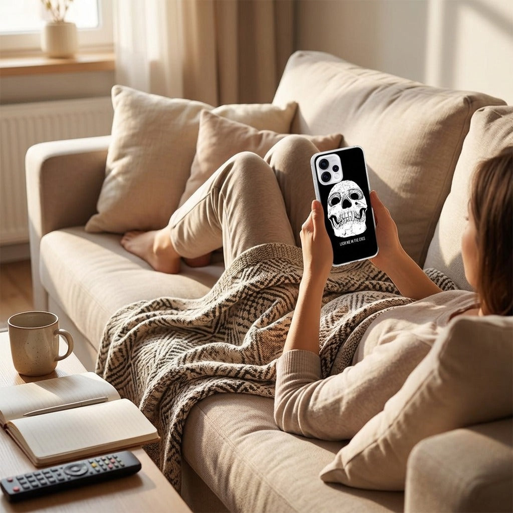 Siliconen hoesje OPPO Reno15 Skull Eyes - lifestyle foto in huiselijke setting