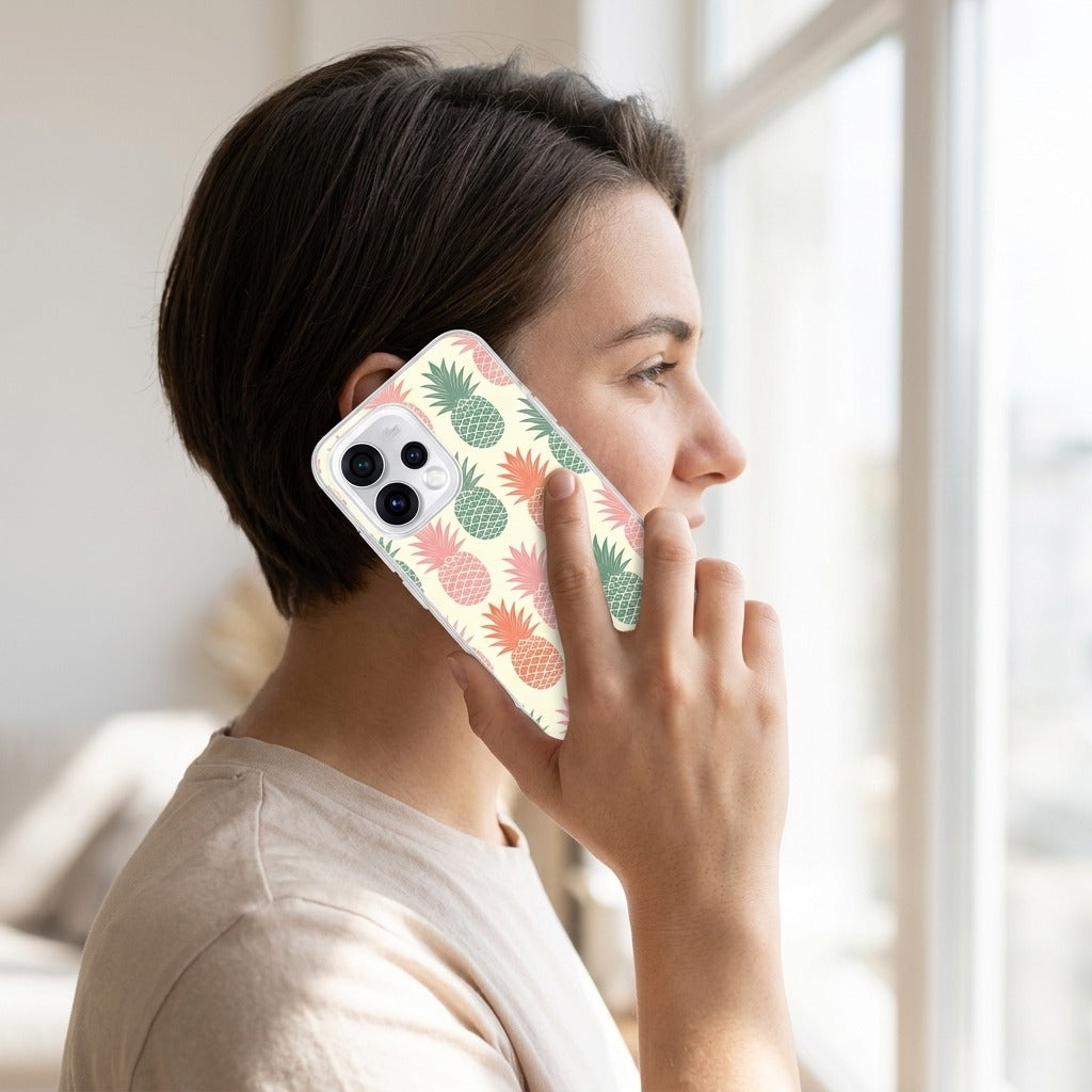 TPU hoesje OPPO Reno15 Ananas - lifestyle foto in huiselijke setting