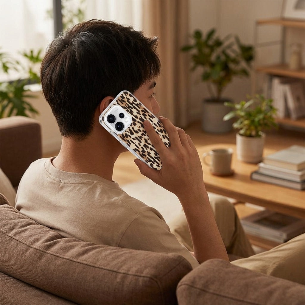 OPPO Reno15 TPU hoesje Leopard - lifestyle foto in huiselijke setting