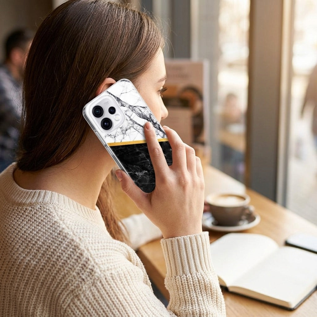 OPPO Reno15 hoesje Marble White Black - lifestyle foto in huiselijke setting