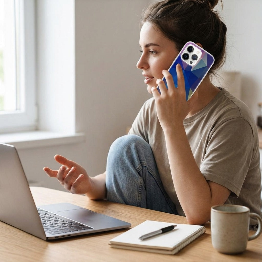 Hoesje OPPO Reno15 Polygon Dark - lifestyle foto in huiselijke setting