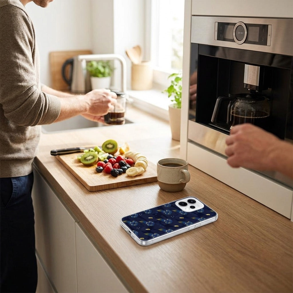 OPPO Reno15 hoesje Voetbal - lifestyle foto in huiselijke setting