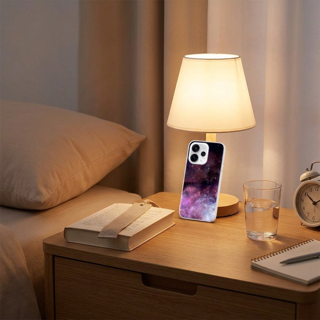 OPPO Reno15 telefoonhoesje Galaxy - lifestyle foto in huiselijke setting