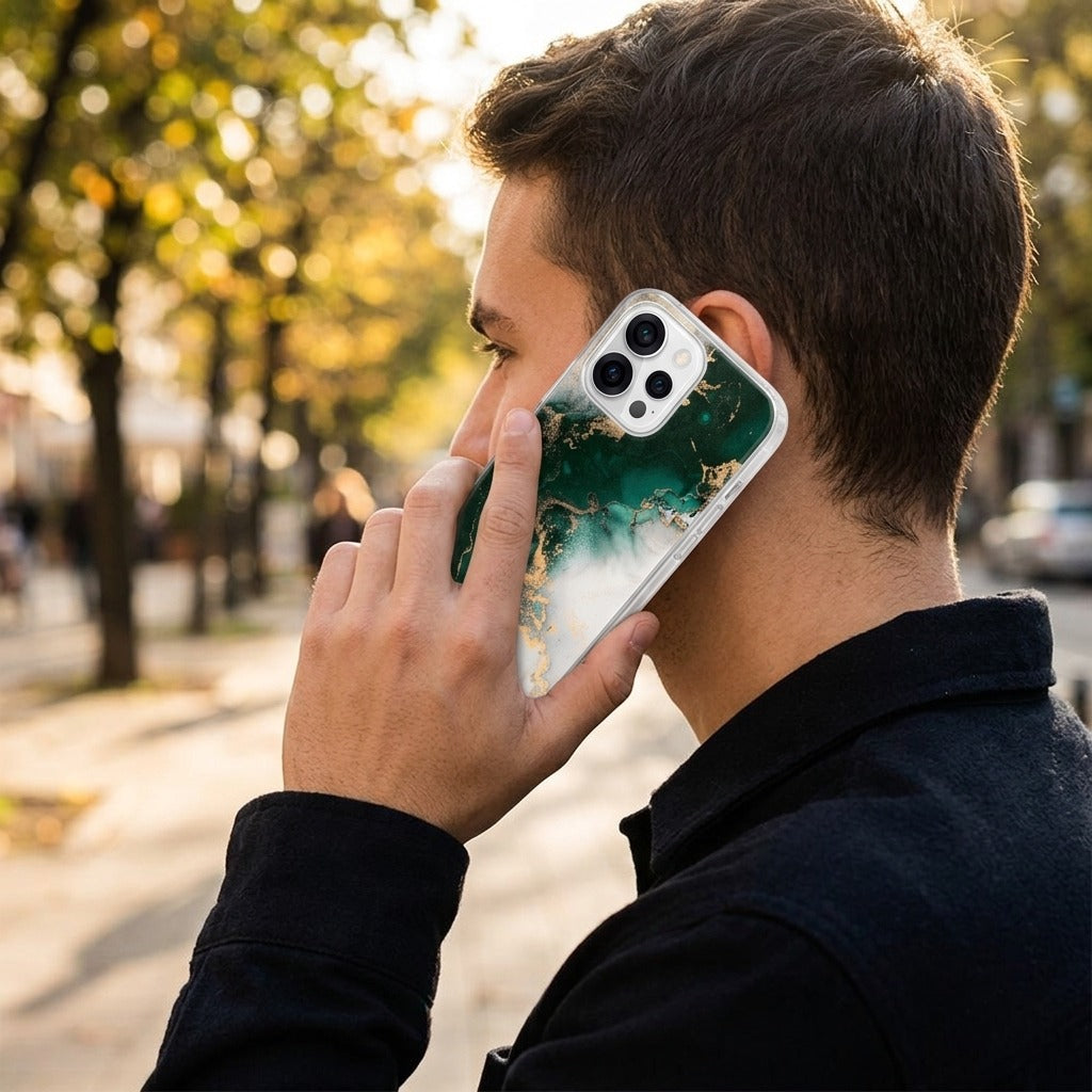 OPPO Reno15 telefoonhoesje Marmer Groen - lifestyle foto in huiselijke setting