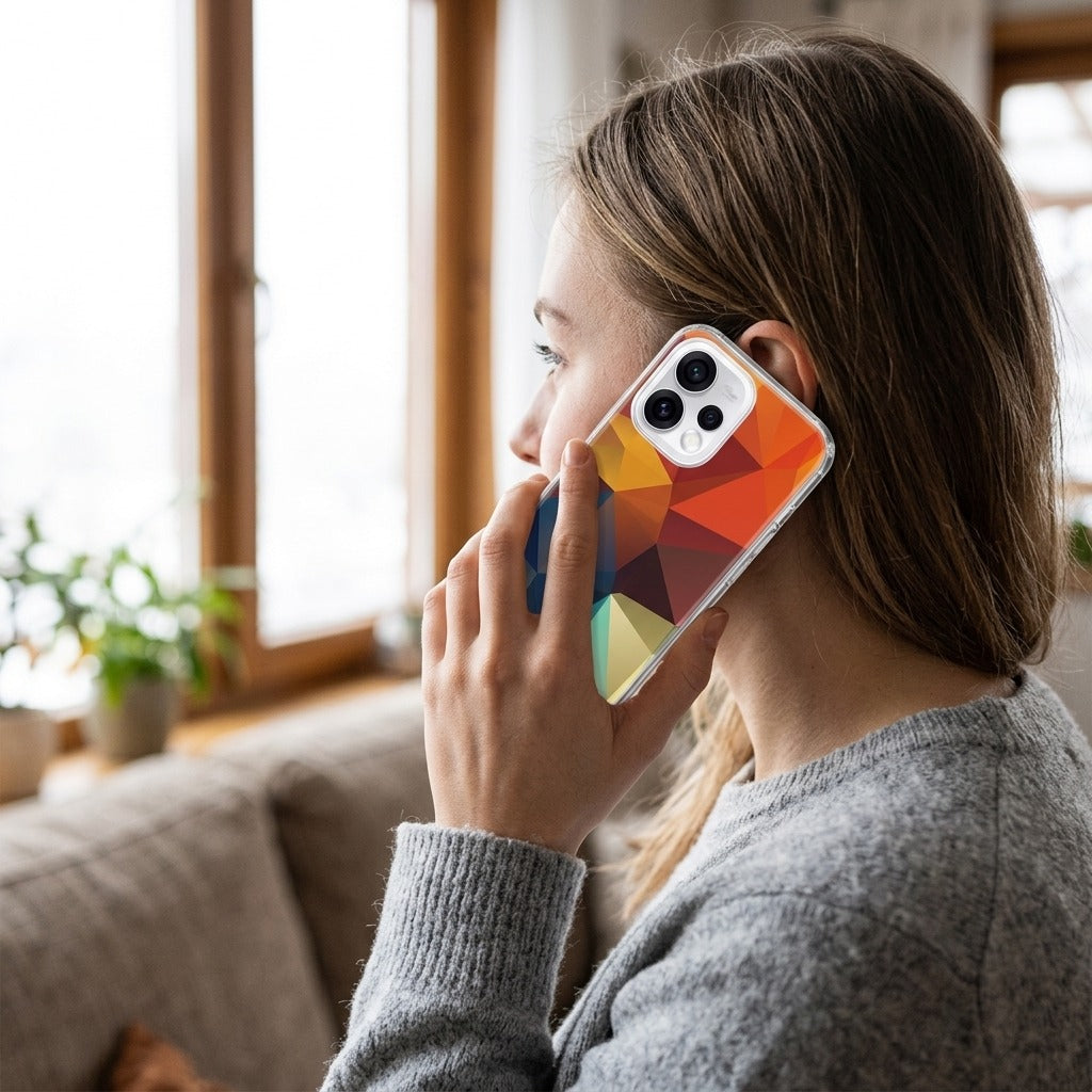 OPPO Reno15 telefoonhoesje Polygon Color - lifestyle foto in huiselijke setting