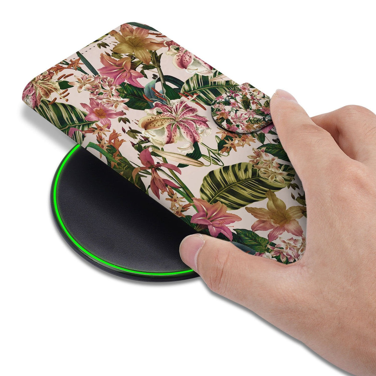 Flowers portemonnee hoesje om een iPhone 18 Pro, vastgehouden in de hand