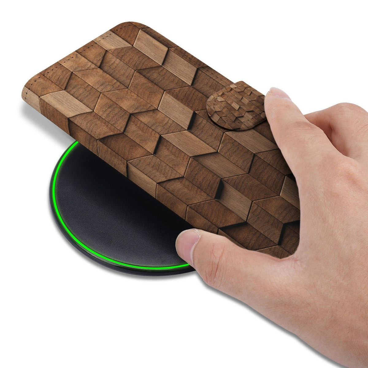 Iemand houdt de iPhone 18 Pro Max in het Wooden Cubes hoesje met houtlook vast