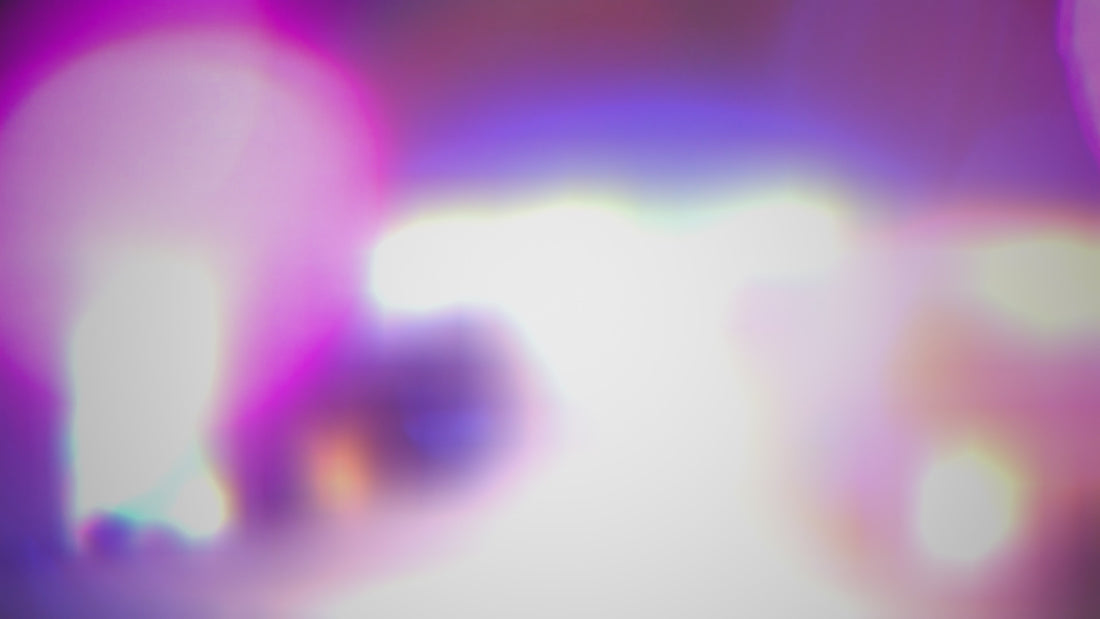 abstract achtergrond met paarse en witte lichten