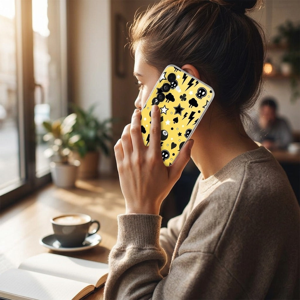Samsung Galaxy A27 siliconen hoesje Punk Yellow - lifestyle foto in huiselijke setting