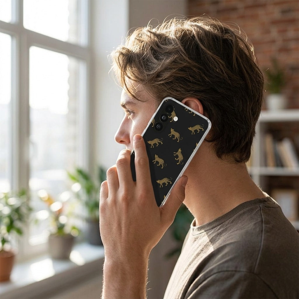 Samsung Galaxy A27 TPU hoesje Leopards - lifestyle foto in huiselijke setting