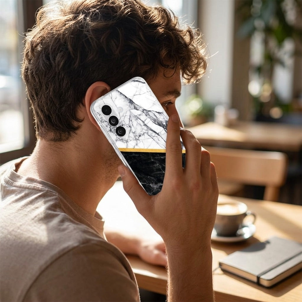 Samsung Galaxy A27 TPU hoesje Marble White Black - lifestyle foto in huiselijke setting