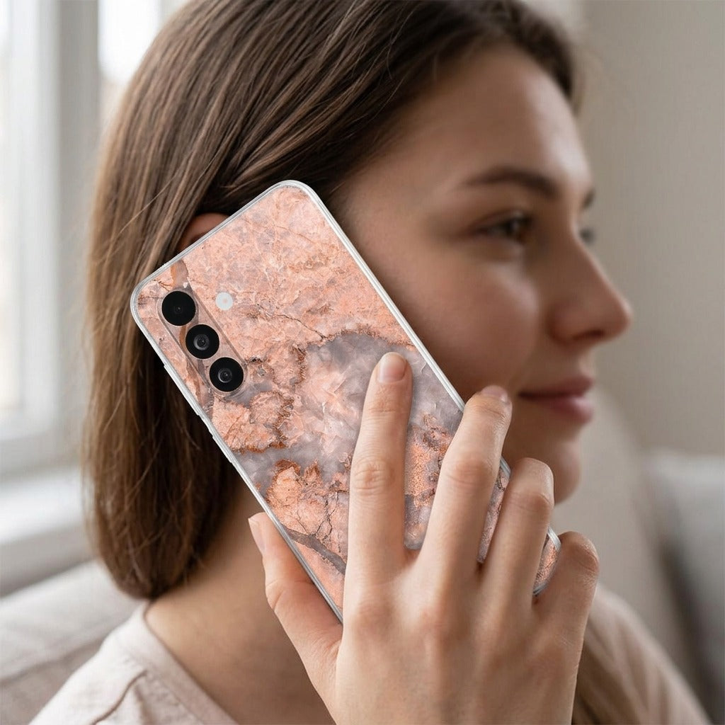 TPU hoesje Samsung Galaxy A27 Marmer Oranje - lifestyle foto in huiselijke setting