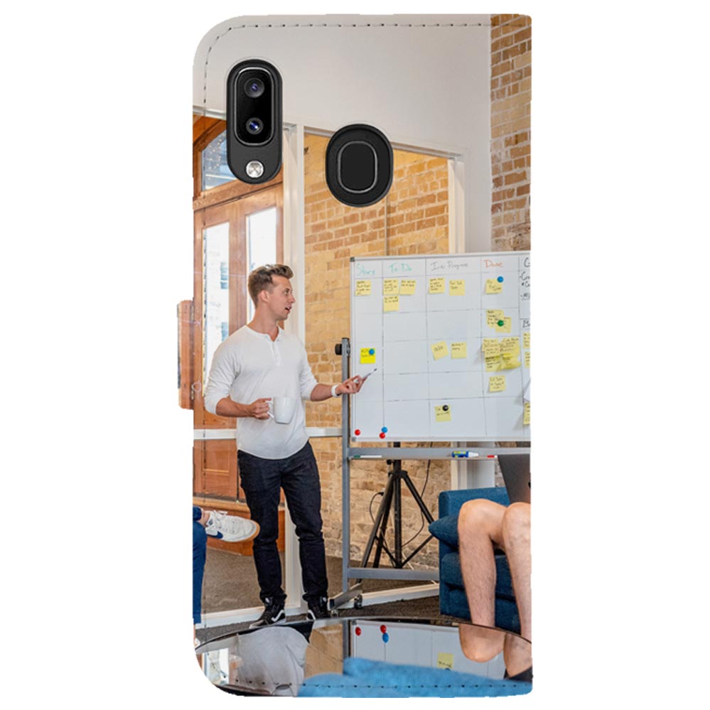 Achterkant bookcase Galaxy A30 (2019) met camera-uitsparing en een presentatie bij een whiteboard met memo's