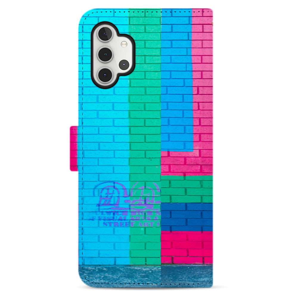 Achterkant van de Samsung A32 4G bookcase met blauwe, groene en roze stenen en de camera-uitsparing