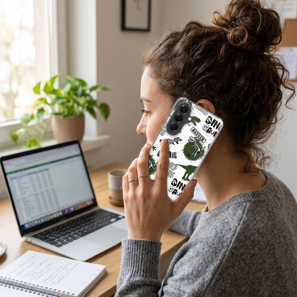 Samsung Galaxy A57 TPU Hoesje Dinosaurus - lifestyle foto in huiselijke setting