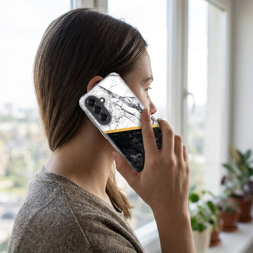 Samsung Galaxy A57 TPU Hoesje Marble White Black - lifestyle foto in huiselijke setting