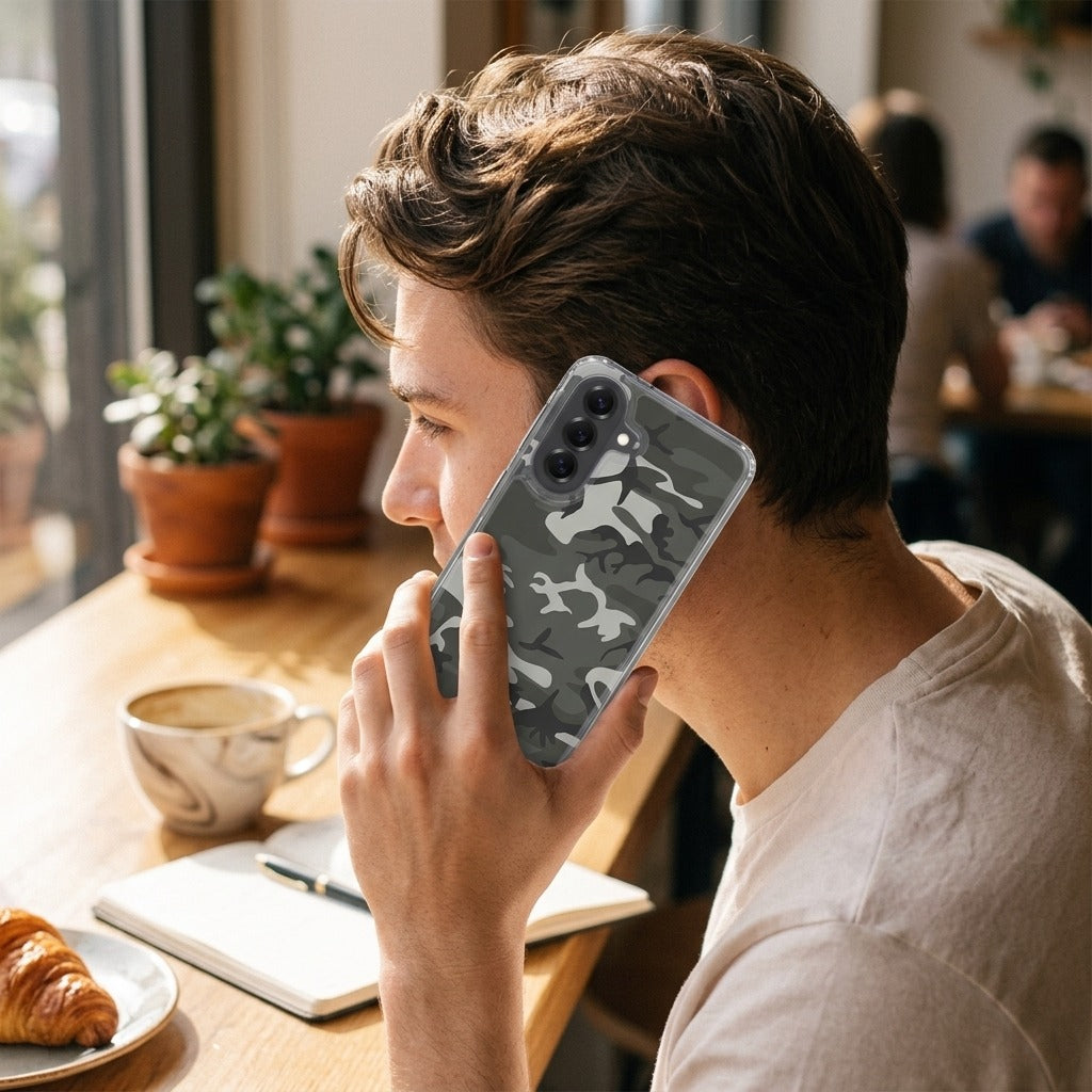 Samsung Galaxy A57 TPU Hoesje Army Light - lifestyle foto in huiselijke setting