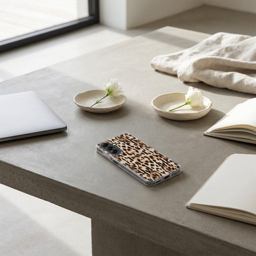 Samsung Galaxy A57 TPU Hoesje Leopard - lifestyle foto in huiselijke setting