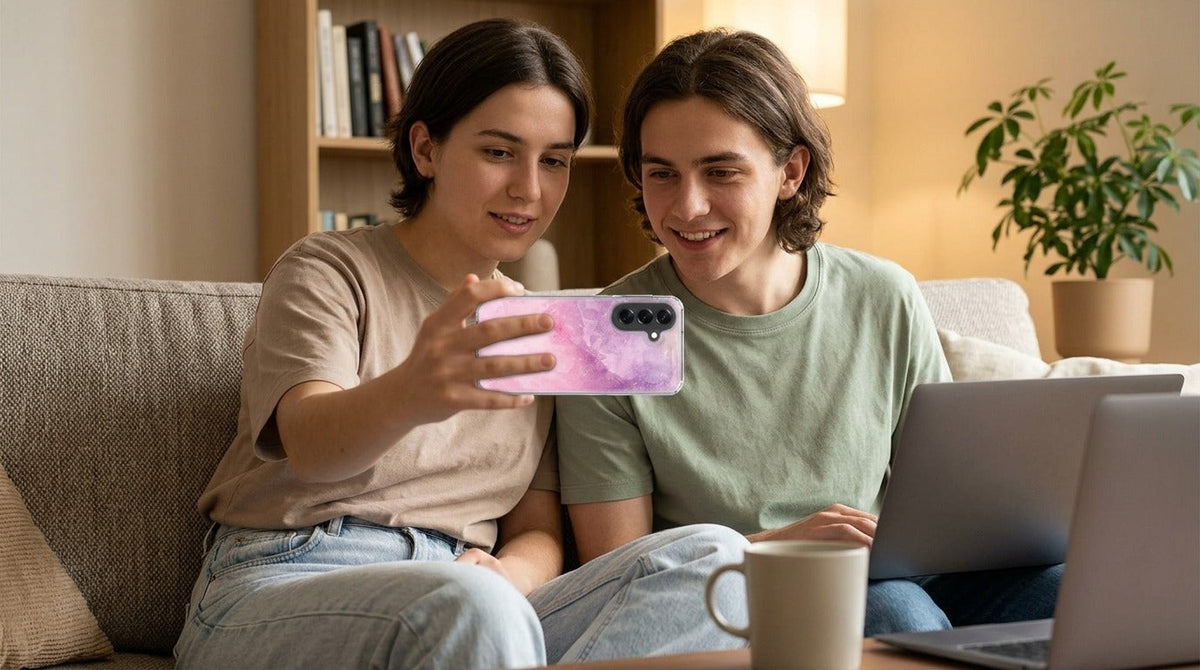 Samsung Galaxy A57 TPU Hoesje Pink Purple Paint - lifestyle foto in huiselijke setting