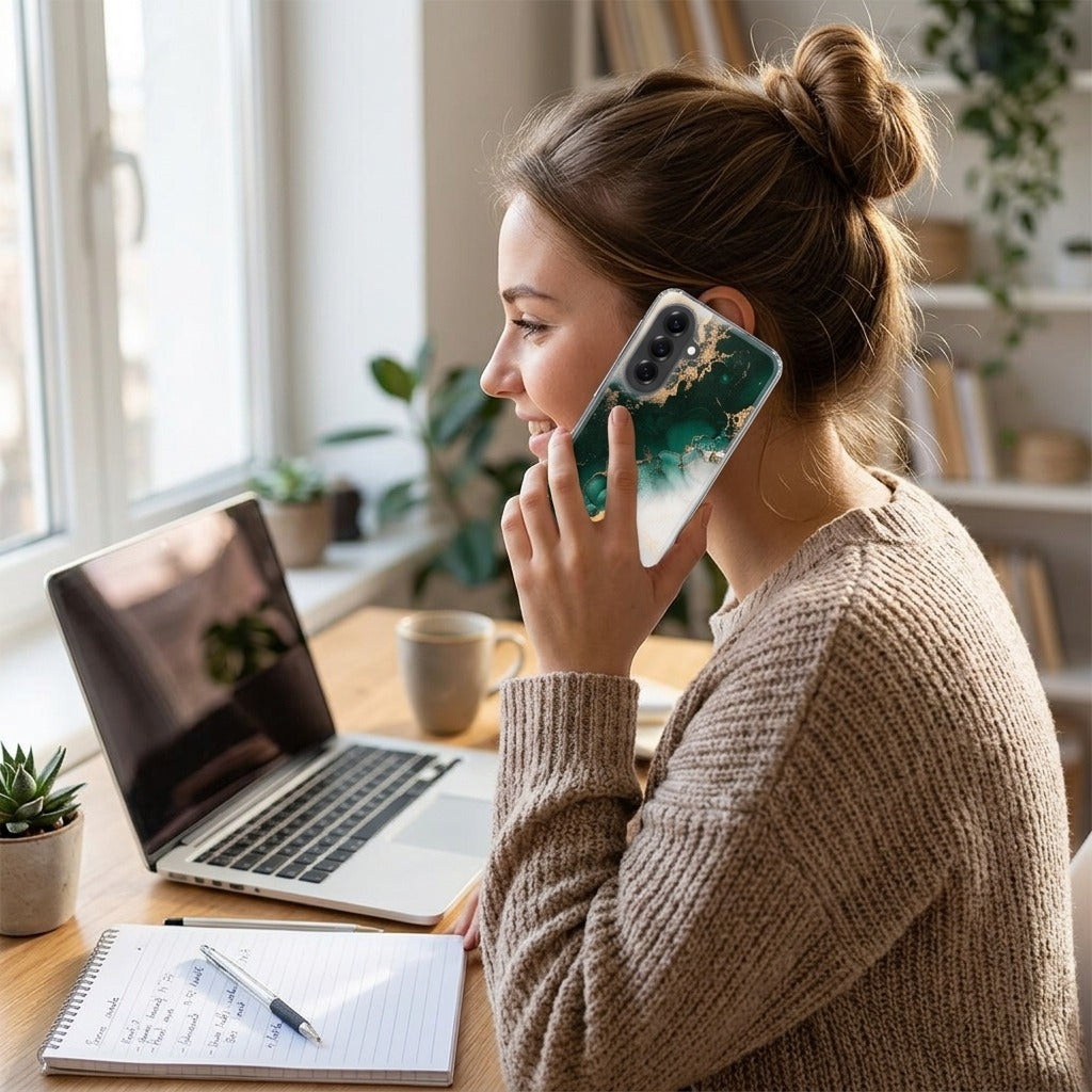 Samsung Galaxy A57 TPU Hoesje Marmer Groen - lifestyle foto in huiselijke setting