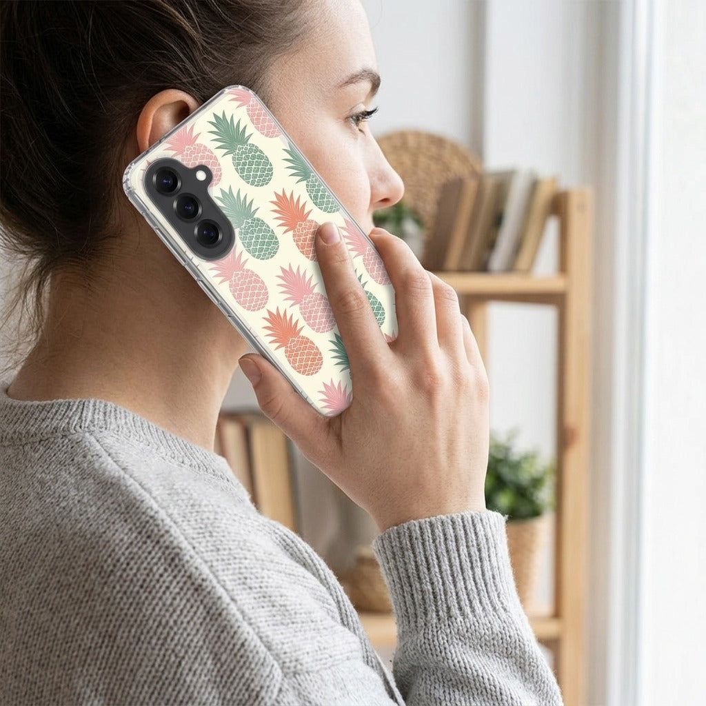 Samsung Galaxy A57 TPU Hoesje Ananas - lifestyle foto in huiselijke setting