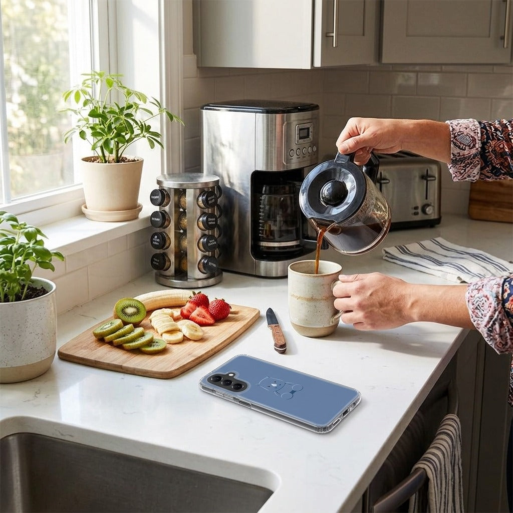 Samsung Galaxy A57 TPU Hoesje Baby Rhino - lifestyle foto in huiselijke setting