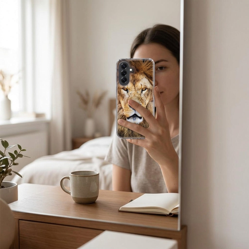 Samsung Galaxy A57 TPU Hoesje Leeuw - lifestyle foto in huiselijke setting