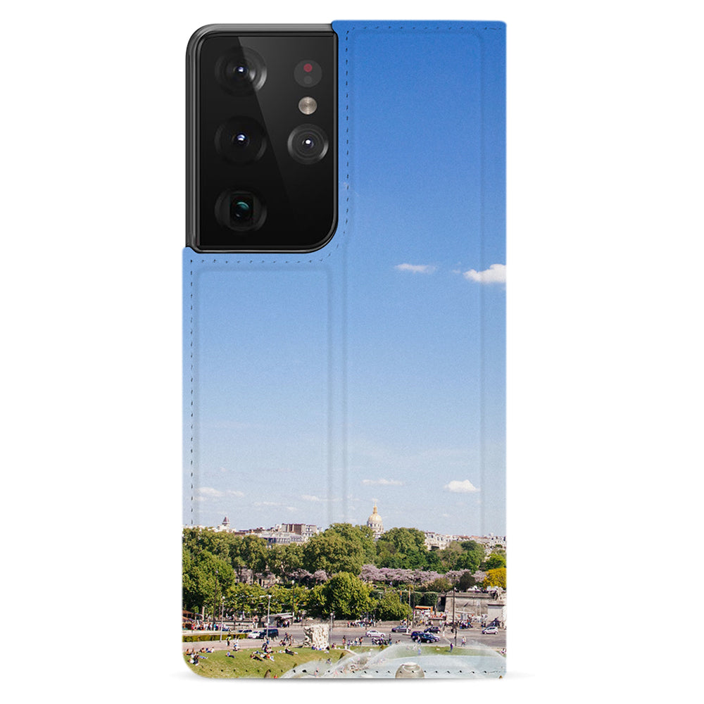 Achterzijde met grote camera-uitsparing, blauwe lucht, bomen en stadsgezicht op de Samsung Galaxy S21 Ultra standcase