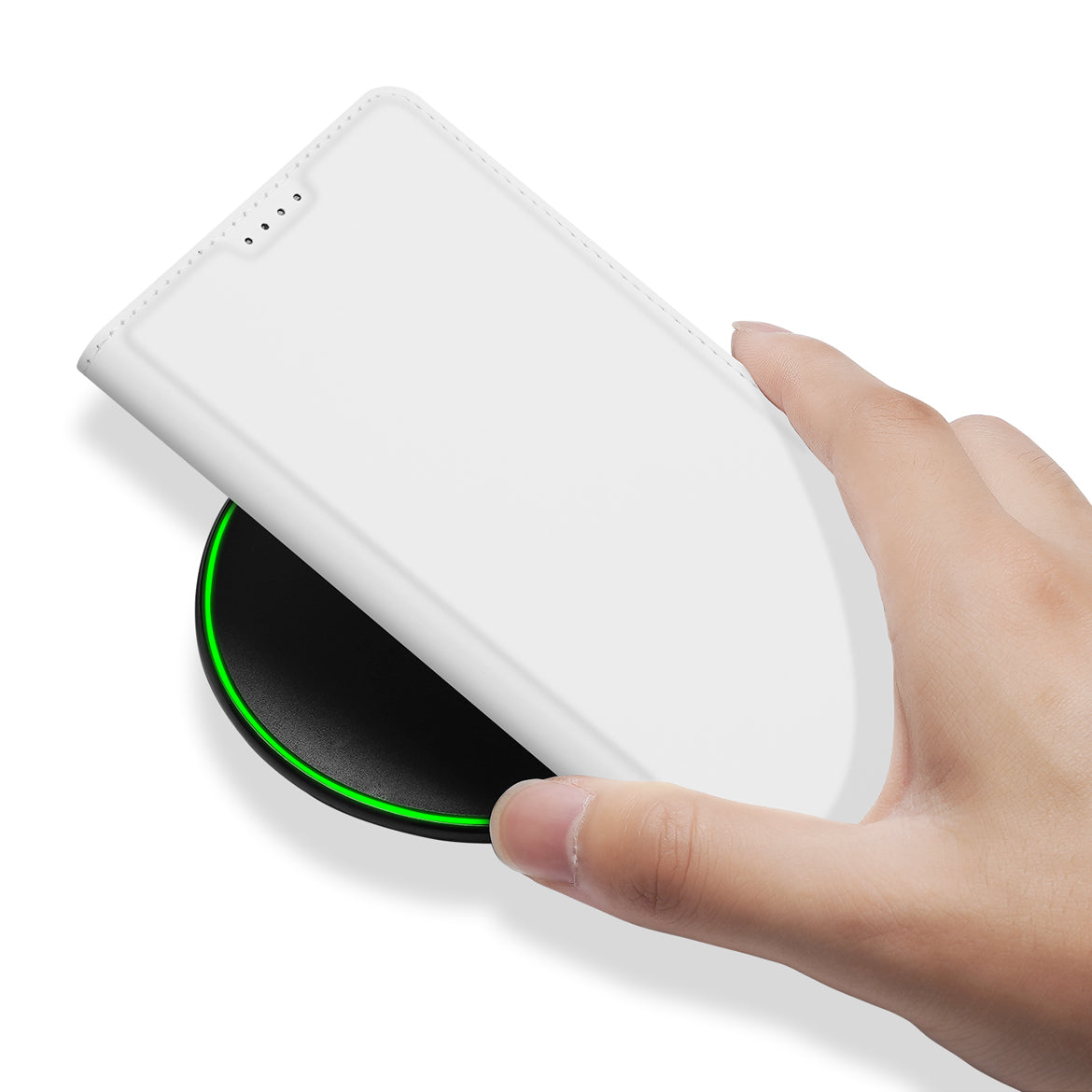 Stand Case Hoesje iPhone 16e – Wit met Pashouder op draadloze oplader met hand die het hoesje vasthoudt.