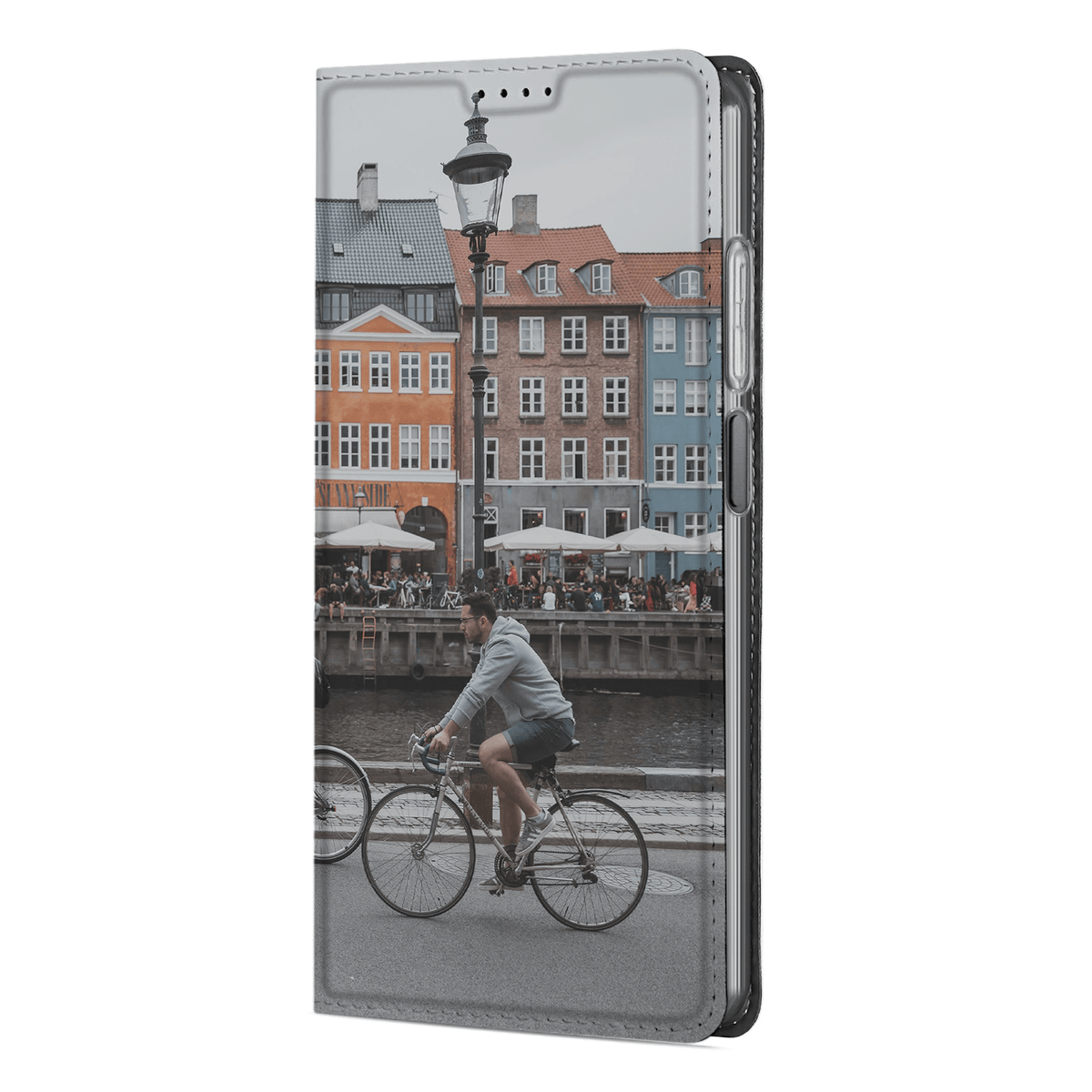 Grachtenpanden, lantaarnpaal en fietser als voorbeeld op de dichte Moto G34 standcase, schuin met zijknoppen