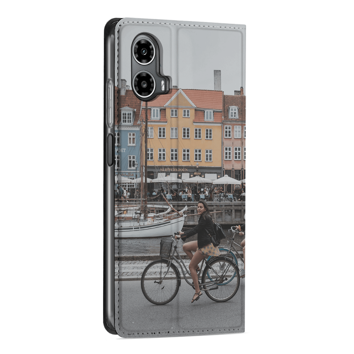 Zeilboot, grachtenpanden en fietsende vrouw als voorbeeld op de achterzijde van de Moto G34 standcase met cameragat