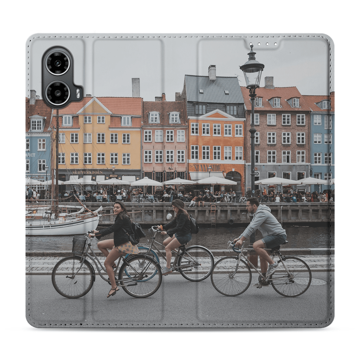 Drie fietsers voor grachtenpanden als voorbeeldontwerp op de volledig opengevouwen Moto G34 standcase, van buiten gezien