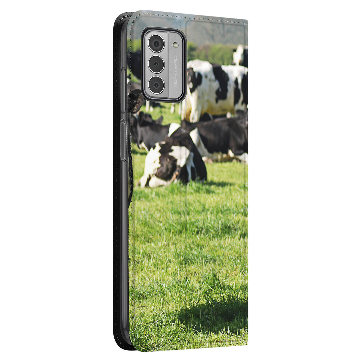 Camera-uitsparing voor drie lenzen in de gesloten Nokia G42 standcase, met koeien in een weiland als voorbeeld