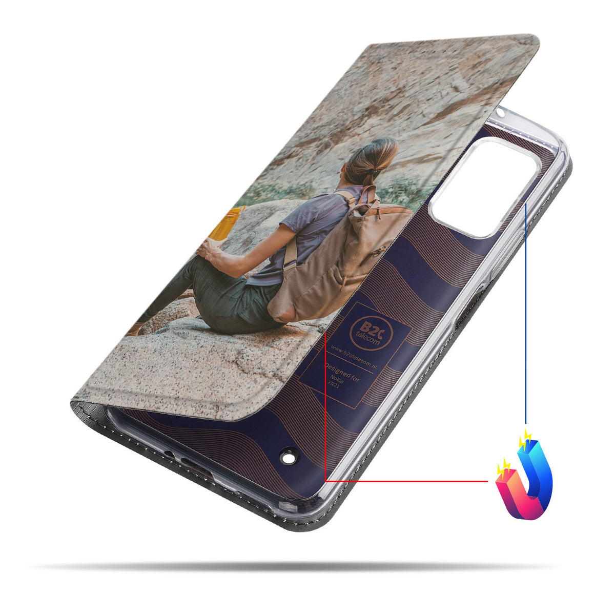 Klep half geopend, schuin aanzicht van de Nokia XR21 standcase met voorbeeldontwerp van een zittende wandelaarster