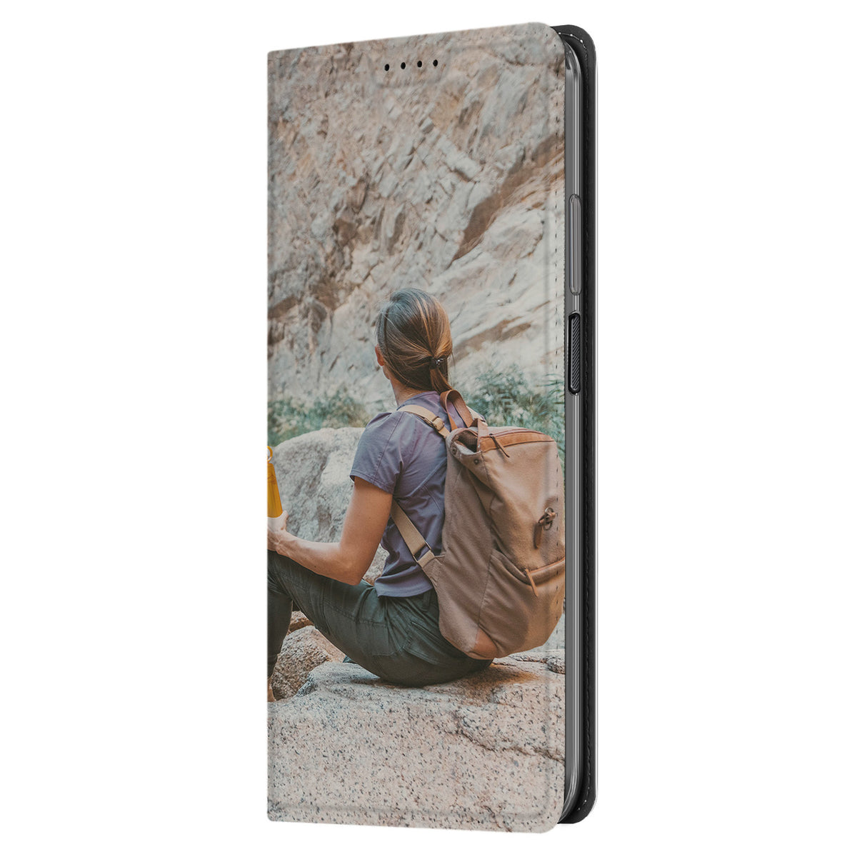 Voorkant dicht van de Nokia XR21 standcase, schuin met zijknoppen en voorbeeldontwerp van een wandelaarster op een rots