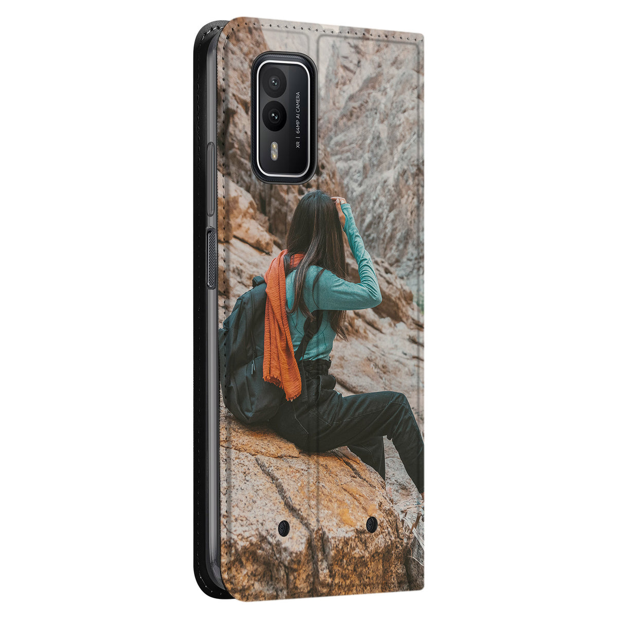 Achterzijde van de Nokia XR21 standcase, schuin met rechthoekige camera-uitsparing en voorbeeldontwerp op rotsen