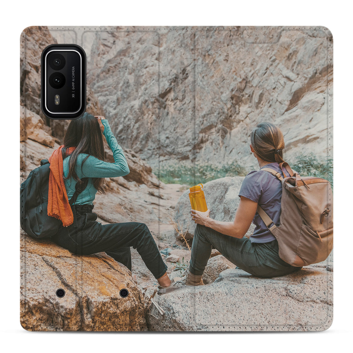 Buitenzijde helemaal opengevouwen: Nokia XR21 standcase met voorbeeldontwerp van twee wandelaarsters in een rotskloof