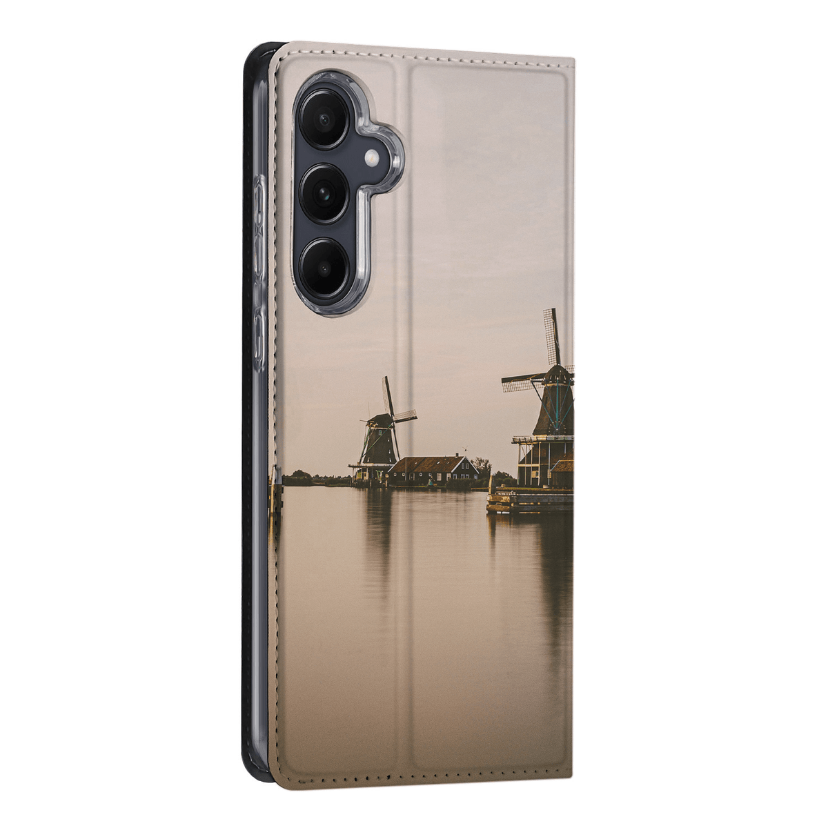 Camera-uitsparing schuin van achteren, Galaxy A55 standcase met windmolens en huisjes aan stil water
