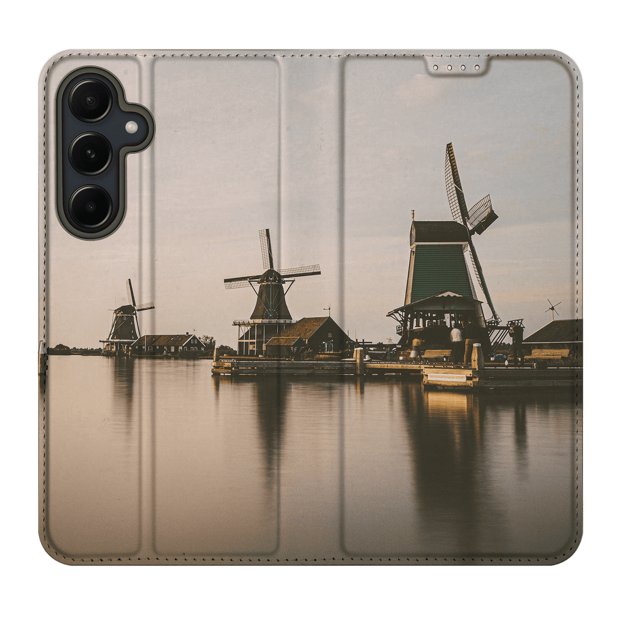 Opengevouwen buitenkant van de Samsung Galaxy A55 standcase, voorbeeldfoto met drie windmolens aan het water