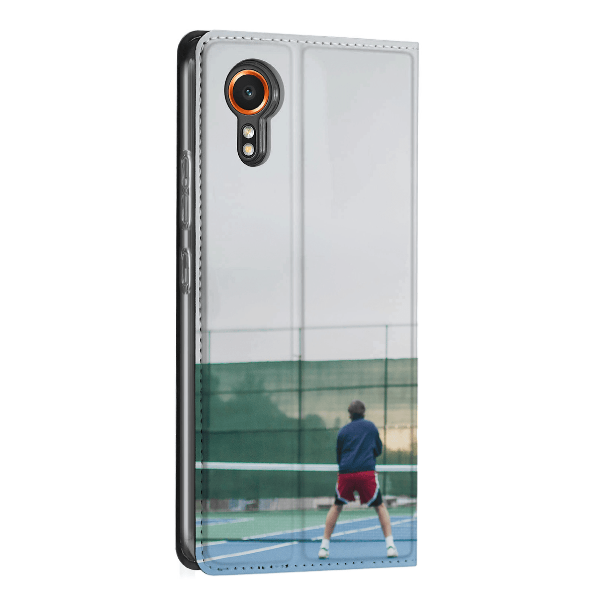 Camera en knoppen vrij: Galaxy Xcover 7 standcase schuin met uitsparing voor één lens en tennisser bij het net