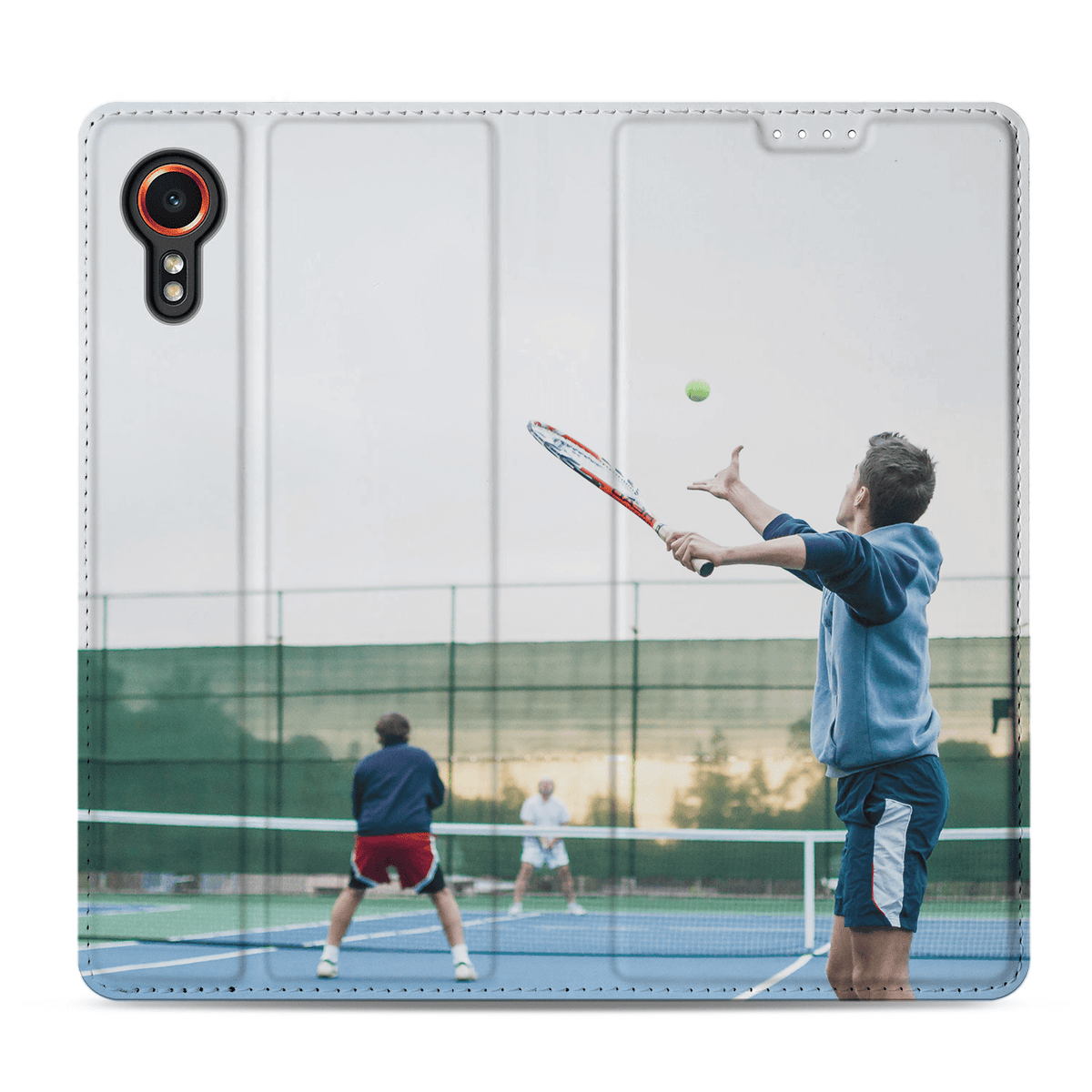 Opengevouwen buitenkant van de Galaxy Xcover 7 standcase met voorbeeldontwerp van tennissers op een baan