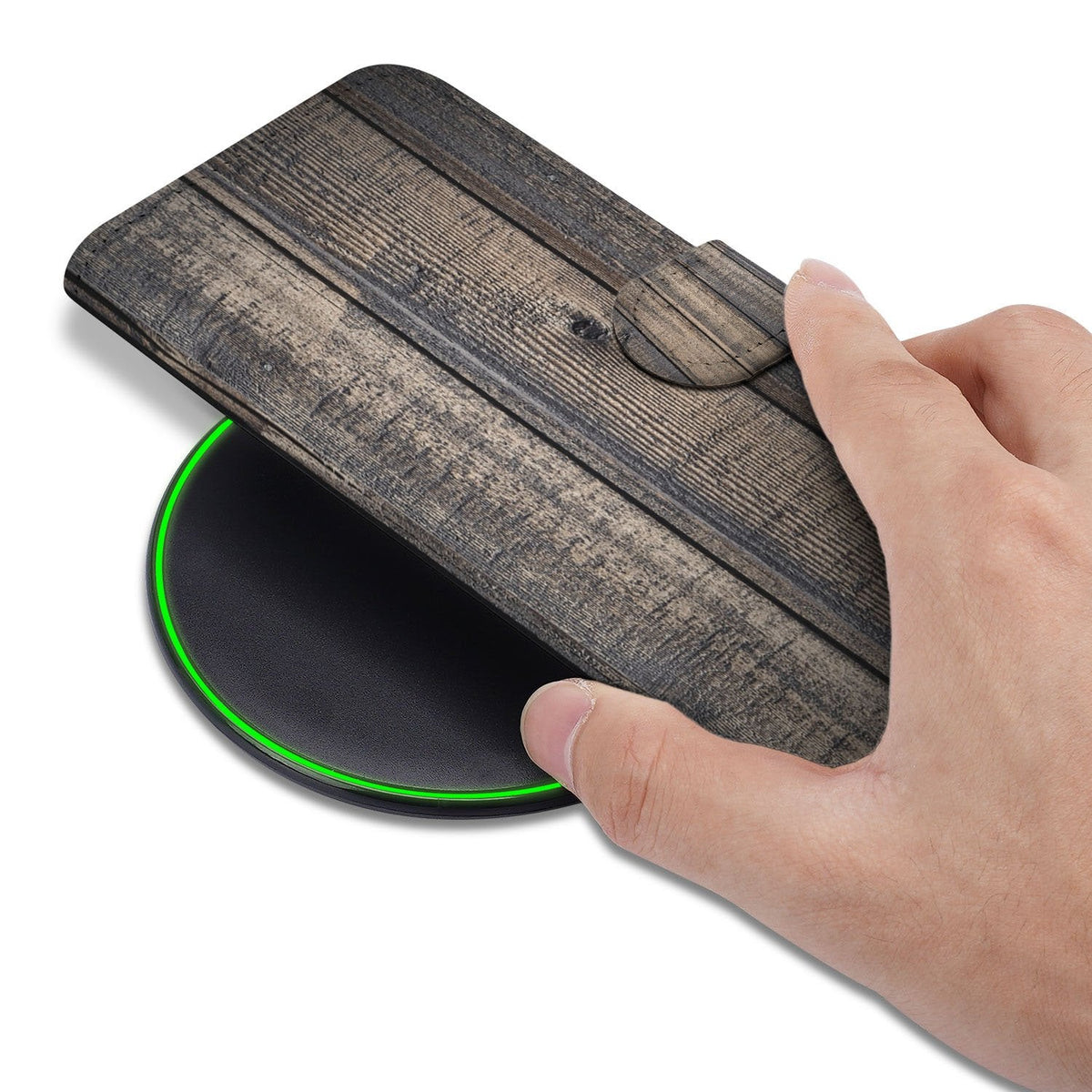 Steigerhout bookcase hoesje om een iPhone 18 Pro in de hand, klep gesloten