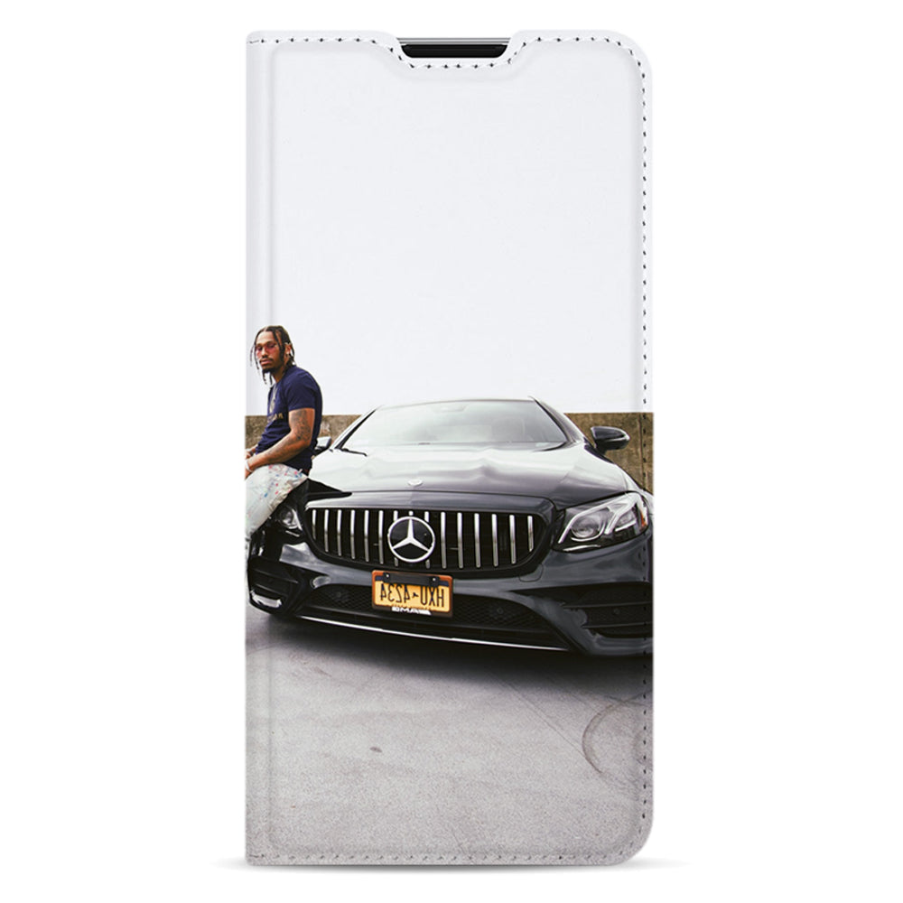 Gesloten voorkant recht van voren: Galaxy A32 5G standcase met voorbeeldontwerp van een zwarte auto op wit