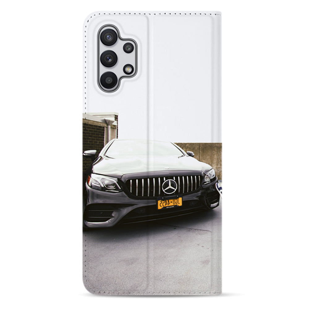 Achterkant met uitsparing voor vier lenzen en flitser: Galaxy A32 5G standcase met voorbeeld van een autofront