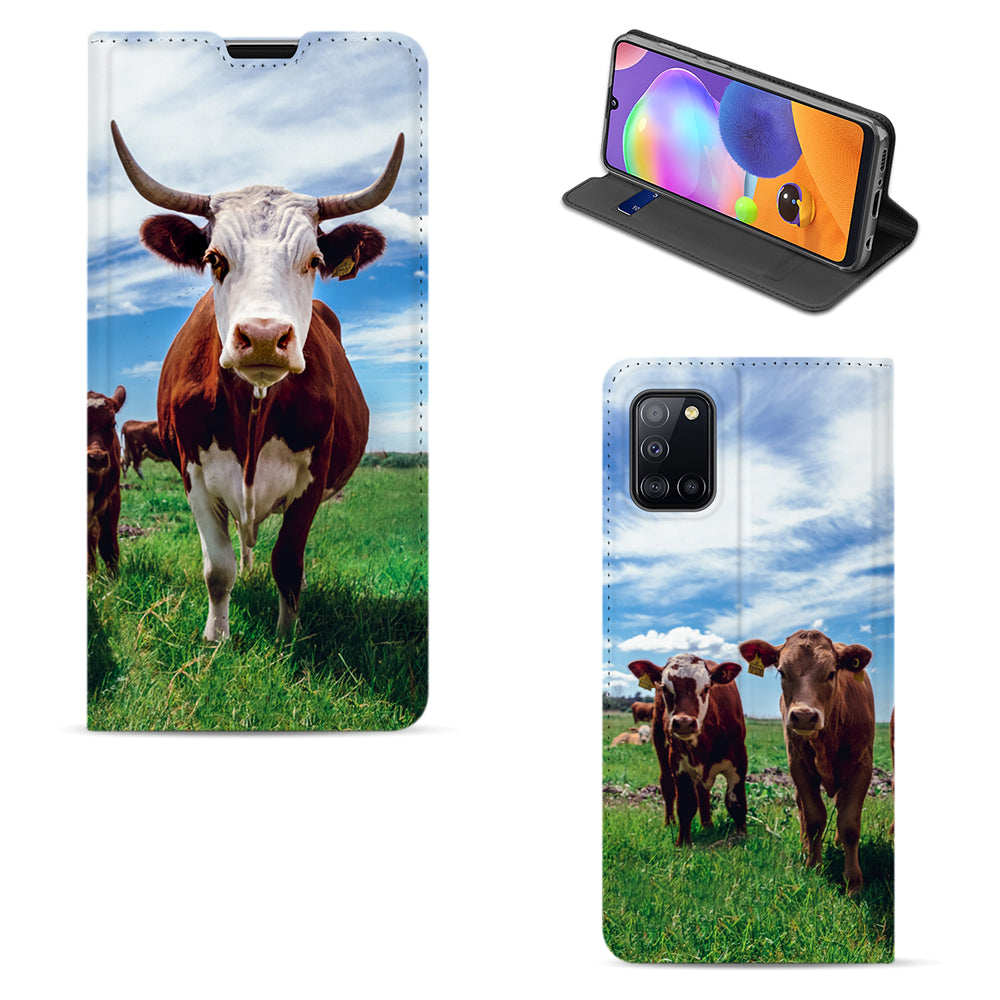 Klep, standpositie en camera-uitsparing van een Samsung Galaxy A31 standcase met voorbeeldontwerp van een koe en kalveren
