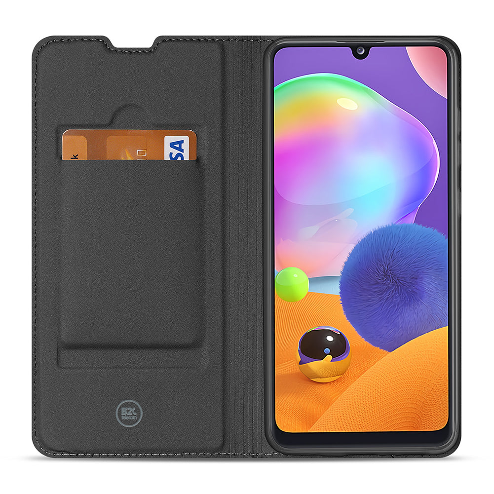 Pasjesvak met een pas in de opengeklapte klep van een Samsung Galaxy A31 standcase, toestel in de houder