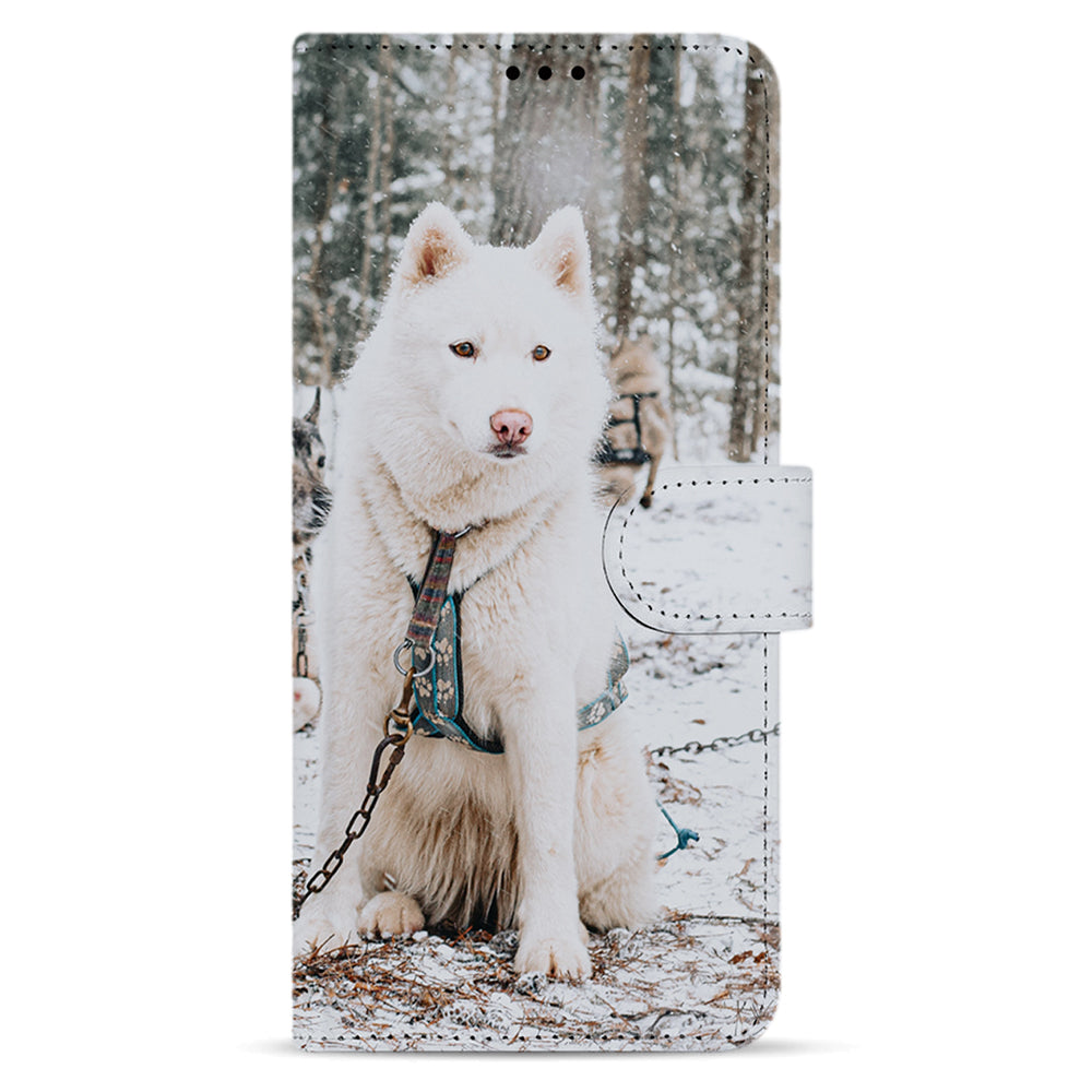 Witte husky met tuig tussen besneeuwde bomen op de gesloten klep van de Galaxy S21 Ultra bookcase