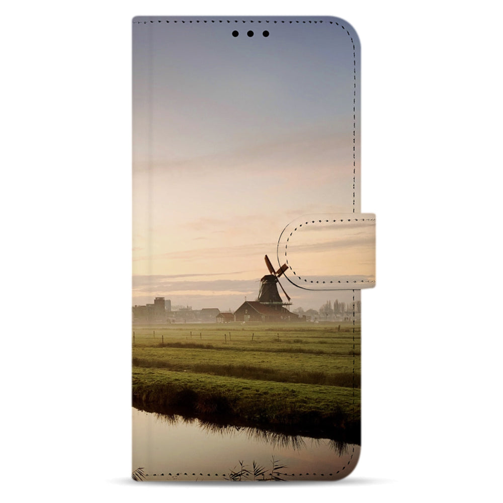Voorkant van deze Moto G-bookcase voor G10, G20 en G30: molen in een nevelige polder met een sloot