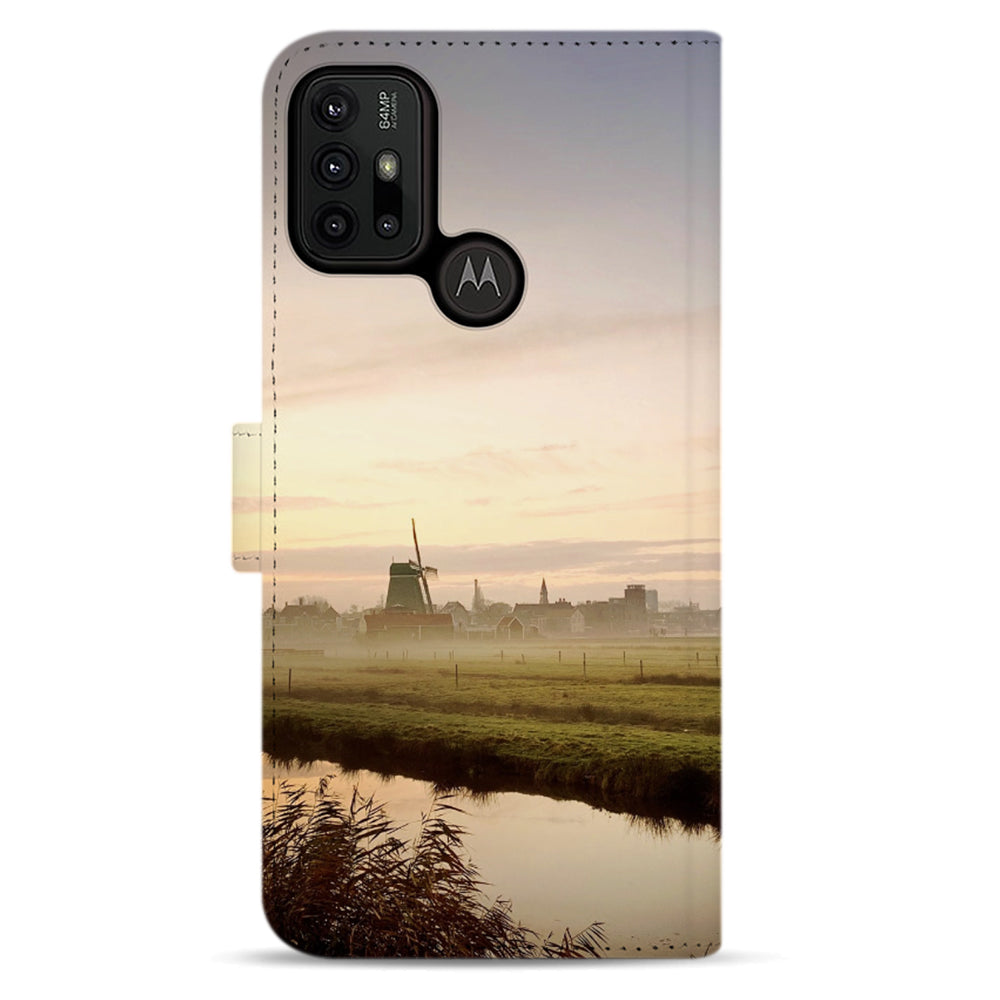 Achterkant van de Motorola Moto G10, G20 en G30 bookcase met riet langs het water en de camera-uitsparing linksboven