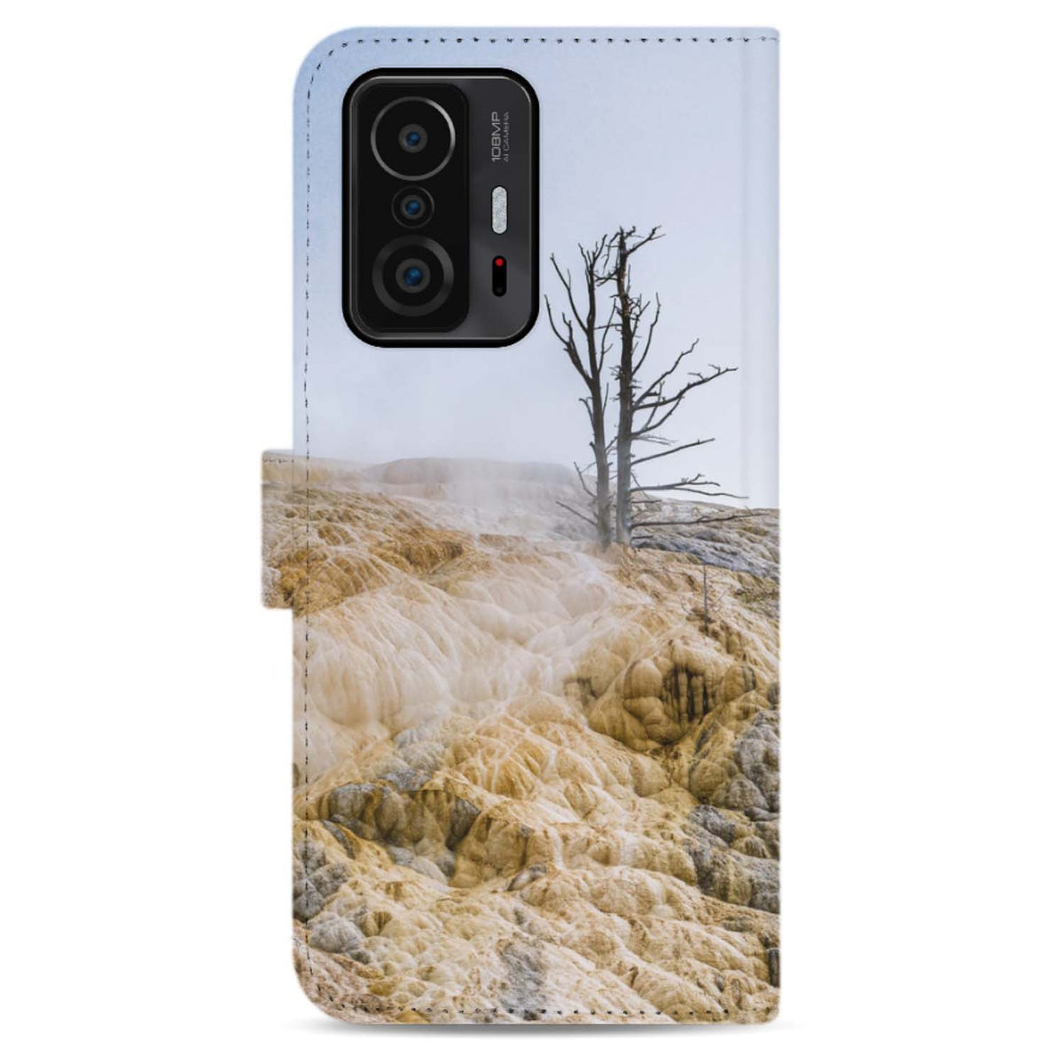 Xiaomi 11T en 11T Pro bookcase van achteren met de cameramodule linksboven en een voorbeeldontwerp van kale bomen